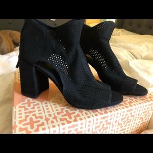 Gianni Bini Black open toed Booties
